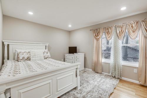 Katil atau katil-katil dalam bilik di Irvington Vacation Rental about 20 Mi to Manhattan!