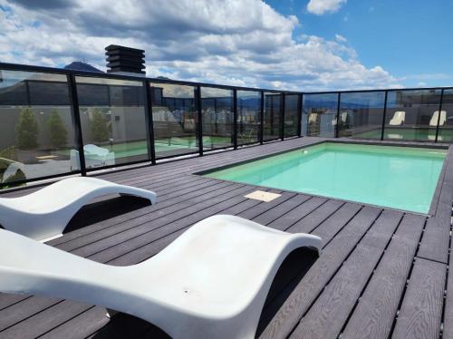 een terras met een zwembad bovenop een gebouw bij Amapola's II in Salta