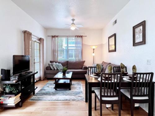 - un salon avec une table et un canapé dans l'établissement Lovely Family Townhome in Great Location-2200SCD townhouse, à Kissimmee