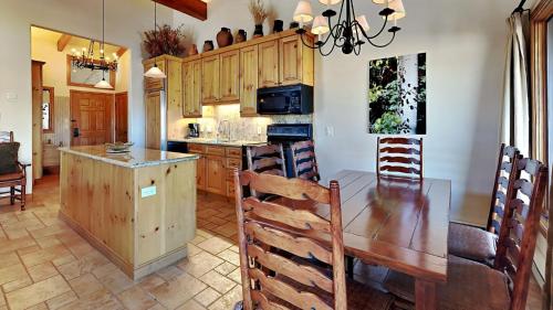 cocina con mesa de madera y comedor en Timberline Condominiums 3 Bedroom Deluxe unit C3A en Snowmass Village