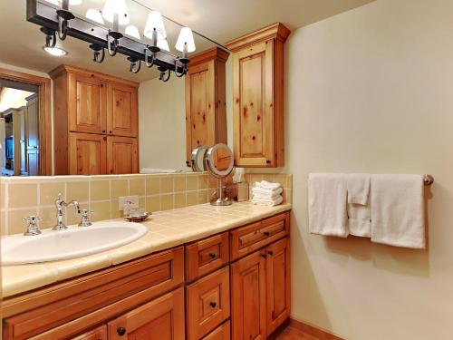 y baño con lavabo y espejo. en Timberline Condominiums 3 Bedroom Deluxe unit C3A en Snowmass Village