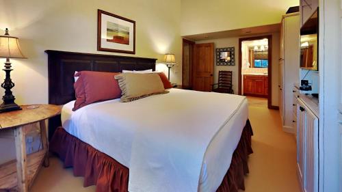 a bedroom with a large white bed in a room at Timberline Condominiums 3 Bedroom Deluxe unit C3A in Snowmass Village