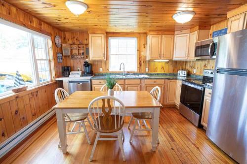 Dapur atau dapur kecil di Hamilton Home #4