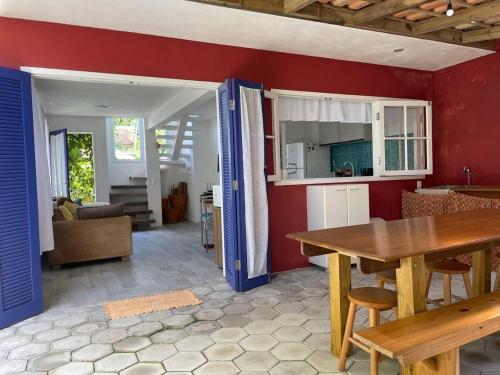 a kitchen and a dining room with a table and a kitchen at São Francisco do Sul, SC, Praia do Forte. in São Francisco do Sul