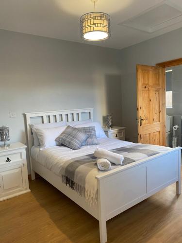 House in Mid Ulster - Sleeps 8 tesisinde bir odada yatak veya yataklar