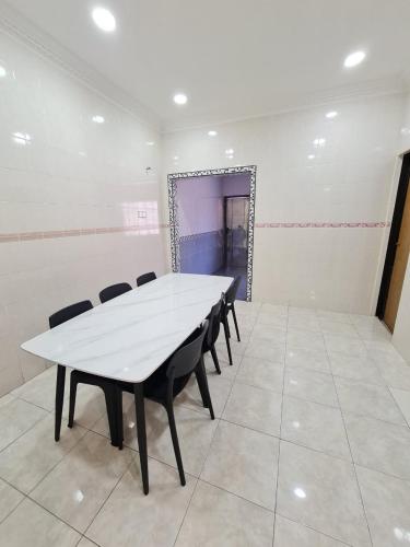 a conference room with a table and chairs and a mirror at Air-home M9 Simpang near Aulong Econsave, 4BR, 10pax, Netflix in Taiping