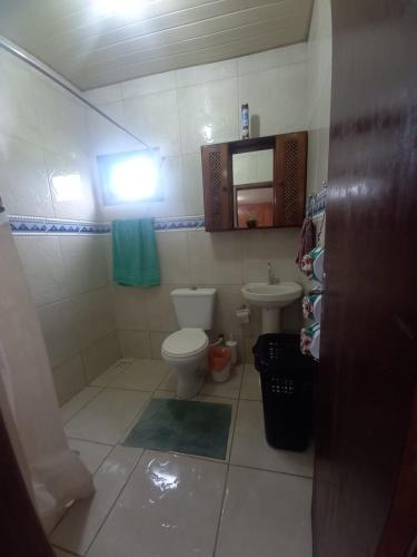 ein kleines Bad mit WC und Waschbecken in der Unterkunft Casa de Veraneio em São Francisco do Sul - Praia do Ervino in São Francisco do Sul