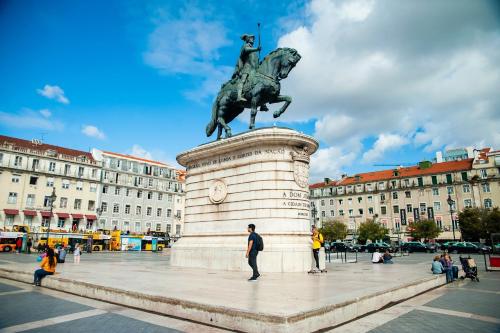 uma estátua de um homem montado num cavalo numa cidade em Casa da Prata em Lisboa