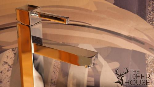 a close up of a golden handle on a table at Le Case Nel Bosco Terminillo in Terminillo