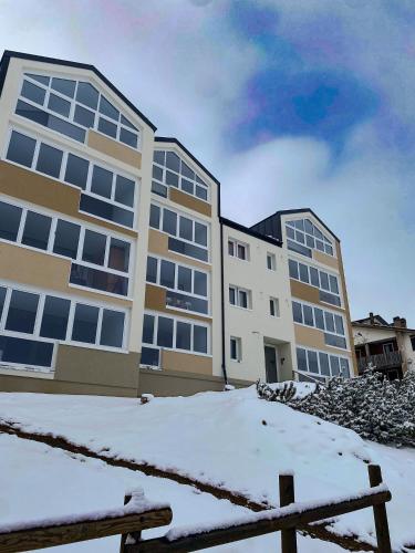 Merlin Malga San Giorgio 6 في بوسكو تيسانيوفا: امامهم عمارتين فيها ثلج