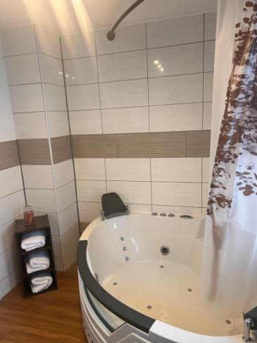 a bathroom with a bath tub in a room at HSH Apartments in Pressath