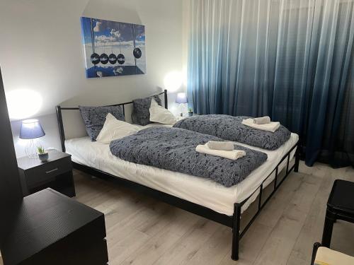 una camera con due letti e asciugamani di Serres city center modern apartment (Monika) a Serres