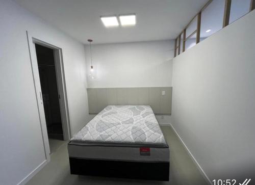 um quarto com uma cama no canto de um quarto em Studio no Red Design em Vitória