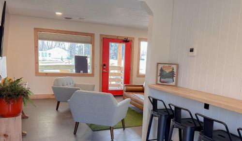 uma sala de espera com cadeiras e uma porta vermelha em Explorer Rest & Recreation em Sandusky