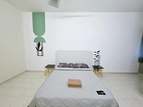 una camera bianca con un letto in una stanza di Air-home M3 Simpang near Aulong Econsave, 4BR, 10pax, Netflix a Taiping