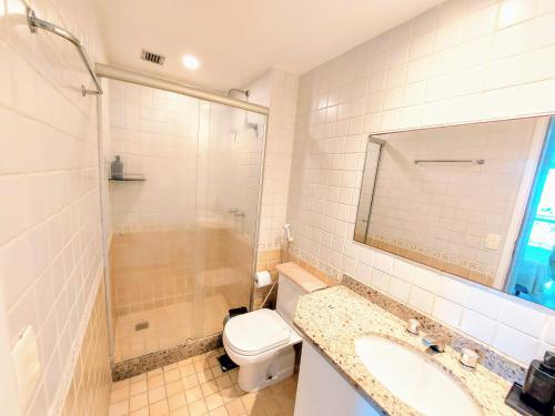 y baño con aseo y lavamanos. en Vista Mar em Villa del Sol Residences - unidade autônoma, en Río de Janeiro