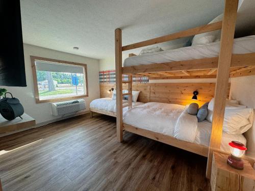 เตียงสองชั้นในห้องที่ Explorer Rest & Recreation