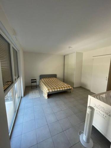 une chambre avec un lit au milieu d'une pièce dans l'établissement Charmant duplex à Montpellier pour 4 personnes, wifi, parking et tramway, à Montpellier