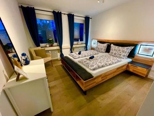 sypialnia z dużym łóżkiem w pokoju z oknami w obiekcie Smart In Göttingen - Apartments & Rooms w Getyndze
