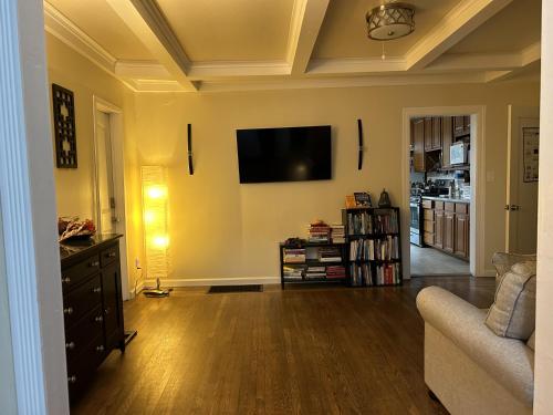 sala de estar con sofá y TV de pantalla plana en Private room near Facebook, Amazon, Stanford, en East Palo Alto