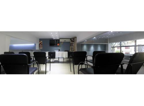 a conference room with chairs and a table in the middle at SAMARÁN SUITES in Villa María