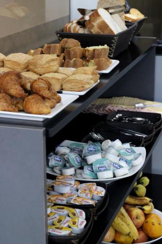 una vetrina con diversi tipi di pane e prodotti da forno di SAMARÁN SUITES a Villa María