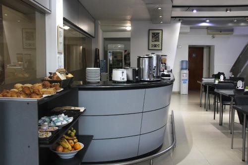 una panetteria con un bancone con sopra del cibo di SAMARÁN SUITES a Villa María