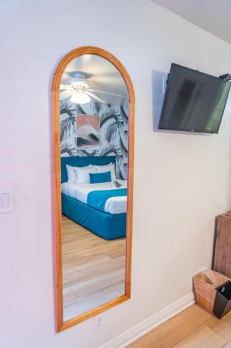 a bedroom with a bed and a mirror at Santa Monica Hotel in Los Angeles