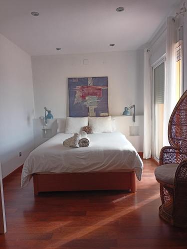 ein Schlafzimmer mit einem Bett, auf dem eine Katze liegt in der Unterkunft Habitación con vistas in Aguadulce