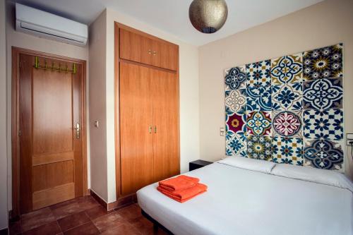 Cozy apartment near the center, Torres de Serrano في فالنسيا: غرفة نوم بسرير وجدار بلاط