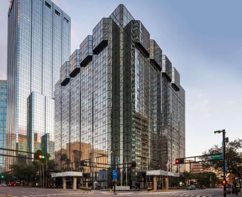 ein hohes Gebäude mit vielen Fenstern auf einer Stadtstraße in der Unterkunft Hilton Tampa Downtown in Tampa