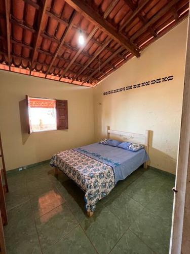 a bedroom with a bed in a room at The Rose's Cottage (Chalé da Rose) in Icapuí