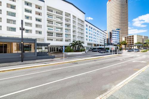 una calle vacía frente a un gran edificio en Hotel Tampa Riverwalk, en Tampa