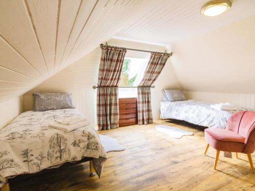 A bed or beds in a room at Keepers Cottage - Uk30246