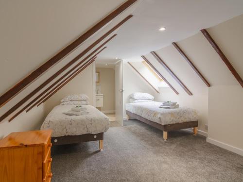 two beds in a attic room with skylights at Dalnaglar Cottage - Uk30260 in Cray