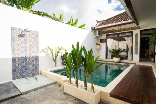 una piscina in una casa con piante di Canggu Dreams Villa a Canggu