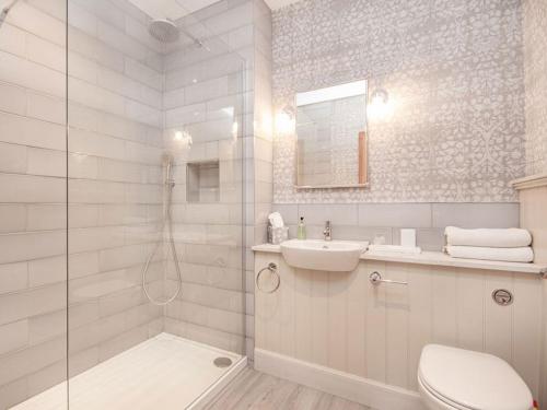La salle de bains est pourvue d'une douche, de toilettes et d'un lavabo. dans l'établissement Argyle Place, à Dornoch