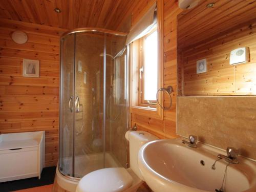 Balintore的住宿－Taigh Fiodha，带淋浴、浴缸和盥洗盆的浴室