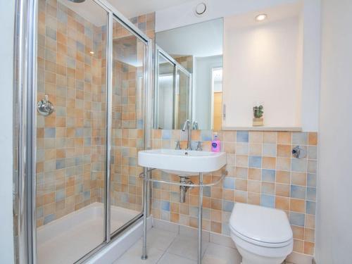 印威內斯的住宿－208 By The Bridge Apartment，浴室配有卫生间、盥洗盆和淋浴。