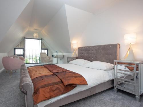 聖奧斯特爾的住宿－Pochin House Apartment 16，一间卧室设有一张大床和一个窗户。