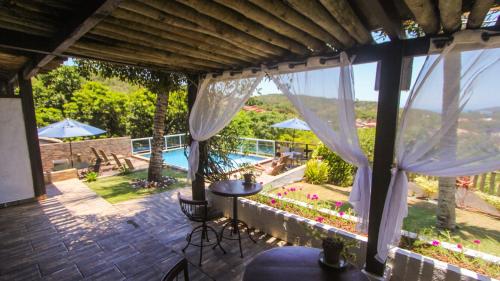 vista para a piscina a partir do pátio de uma casa em Pousada Villa Casablanca em Búzios