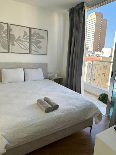 מיטה או מיטות בחדר ב-David Frishman Residence - Sea view penthouse