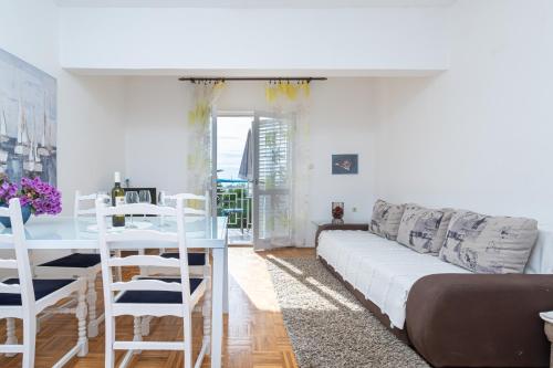 un salon avec un canapé et une table dans l'établissement Apartments by the sea Sukosan, Zadar - 5863, à Sukošan