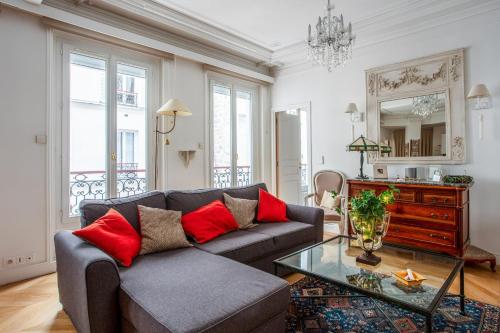 un salon avec un canapé et une table dans l'établissement Appartement Folletto - Welkeys, à Paris