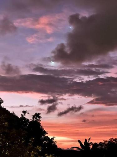a cloudy sky with the sun in the sky at Estudio 2, Las Castañas in Manglaralto