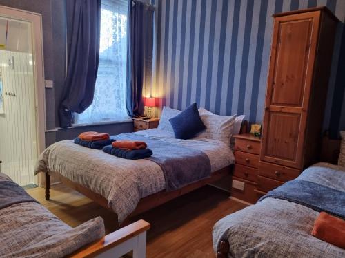 um quarto com 2 camas e uma janela em Sirocco Blues Guest House em Blackpool