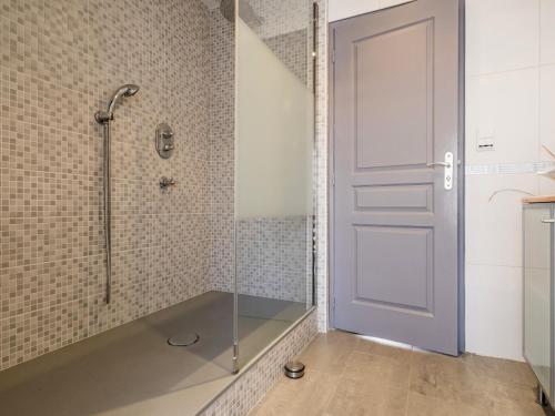 Koupelna v ubytování Gîte charmant à Guérande: 3 ch., jardin clos, proche plages et commerces, parking privé, wifi inclus - FR-1-306-1259