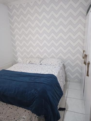 Schlafzimmer mit einem Chevron qm in der Unterkunft Casa linda Praia dos Sonhos in Itanhaém