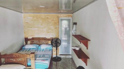 - une chambre avec un lit et un escalier dans l'établissement ECOHOTEL LILI, à Puerto Limón