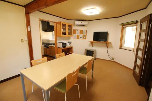 Cottage All Resort Service / Vacation STAY 8427 في Inawashiro: مطبخ مع طاولة وكراسي في غرفة